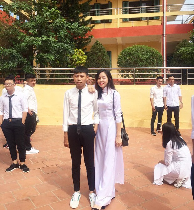 Nữ sinh Việt diện áo dài trắng xinh đẹp trong trẻo xuất sắc