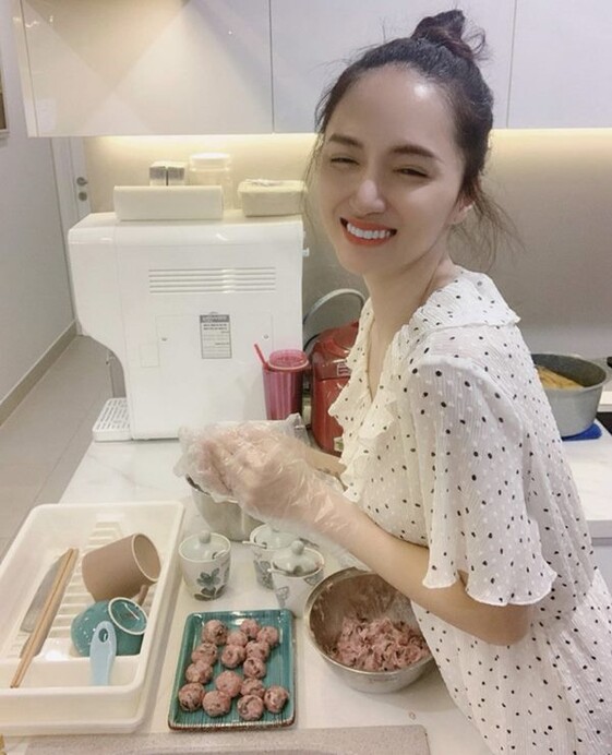 Thời trang vào bếp của mỹ nhân Việt: Elly Trần càng ngắm càng hoa mắt ảnh 1
