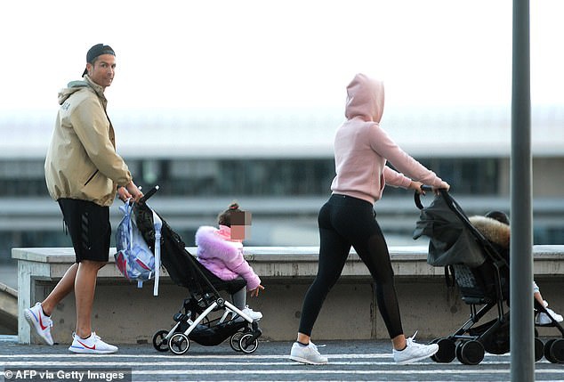 Cristiano Ronaldo và bạn gái đi đưa 2 con đi dạo trong thời gian tự cách ly. Ảnh: Dailymail.