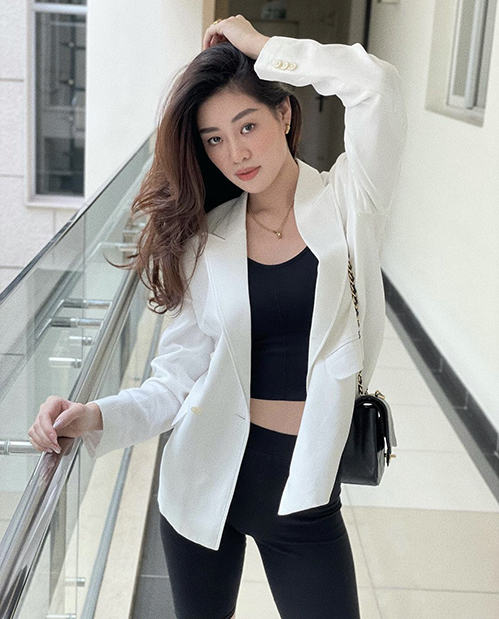 Nếu sợ mang tiếng khoe hoảng hở quá đà thì áo blazer là món đồ nên chọn để tạo nên vẻ sexy chừng mực.