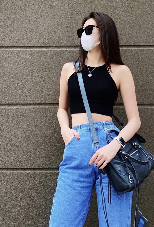 Điểm lưu ý khi diện áo hở eo ra đường là nên chọn các mẫu quần jeans lưng cao như Khánh Vân để phối đồ.