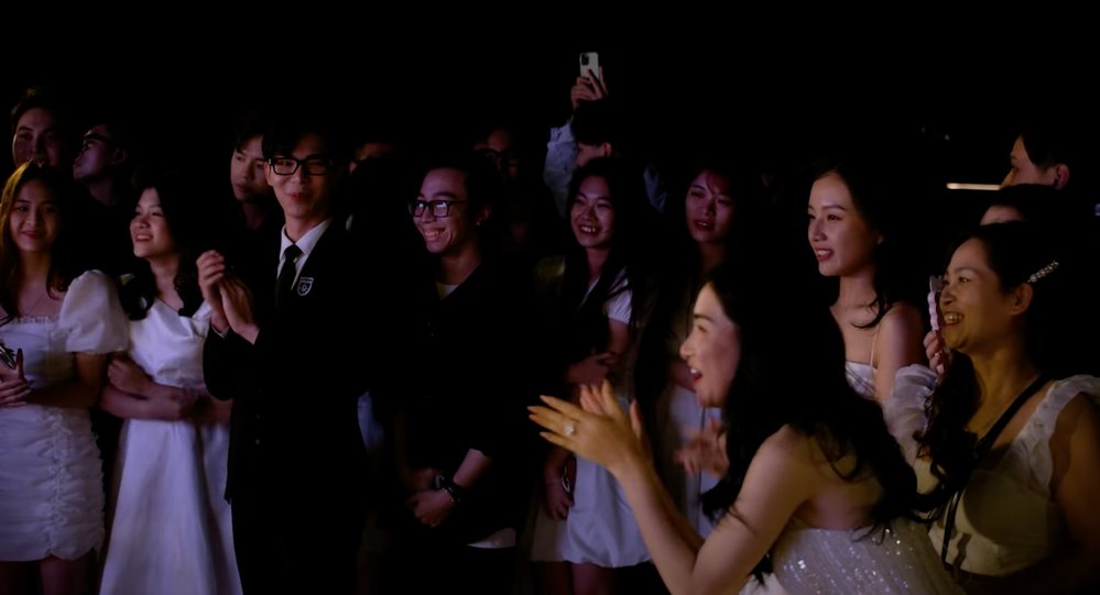 Khán giả ngậm ngùi nhìn lại khoảnh khắc Hoà Minzy rơi nước mắt trong hậu trường MV của Đức Phúc