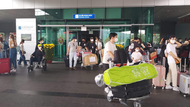 Cảnh đông nghẹt ở Phú Quốc dịp Tết: Đón 80.000 lượt khách, hơn 360 chuyến bay, khách sạn - resort full phòng, địa điểm ăn uống kín chỗ - Ảnh 5.
