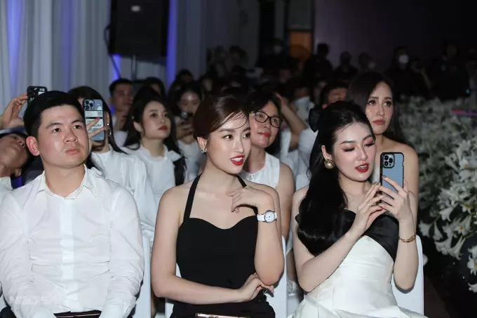 Hoa hậu Đỗ Mỹ Linh cố tình mặc sai dresscode để gây chú ý khoe khéo người ngồi cạnh?