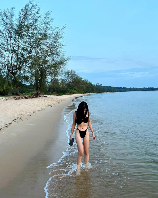Linh Ngọc Đàm gây sốt với loạt ảnh diện bikini