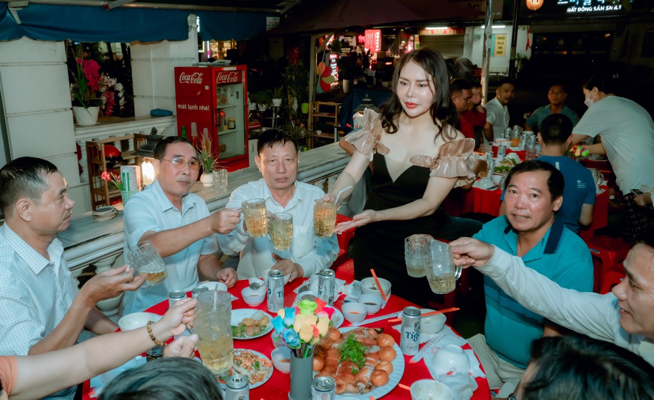 Hoa hậu Doanh nhân Thương hiệu Toàn cầu chia sẻ đầy cảm xúc trong tiệc cuối năm của Lê Duyên New Spa