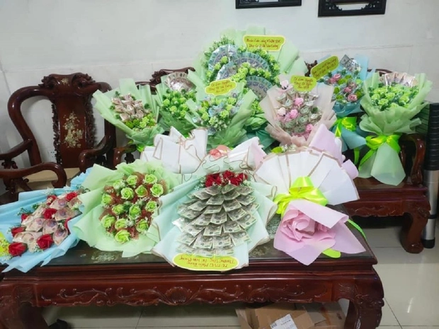 Hồ Văn Cường được tặng bó hoa cài 120 triệu đồng