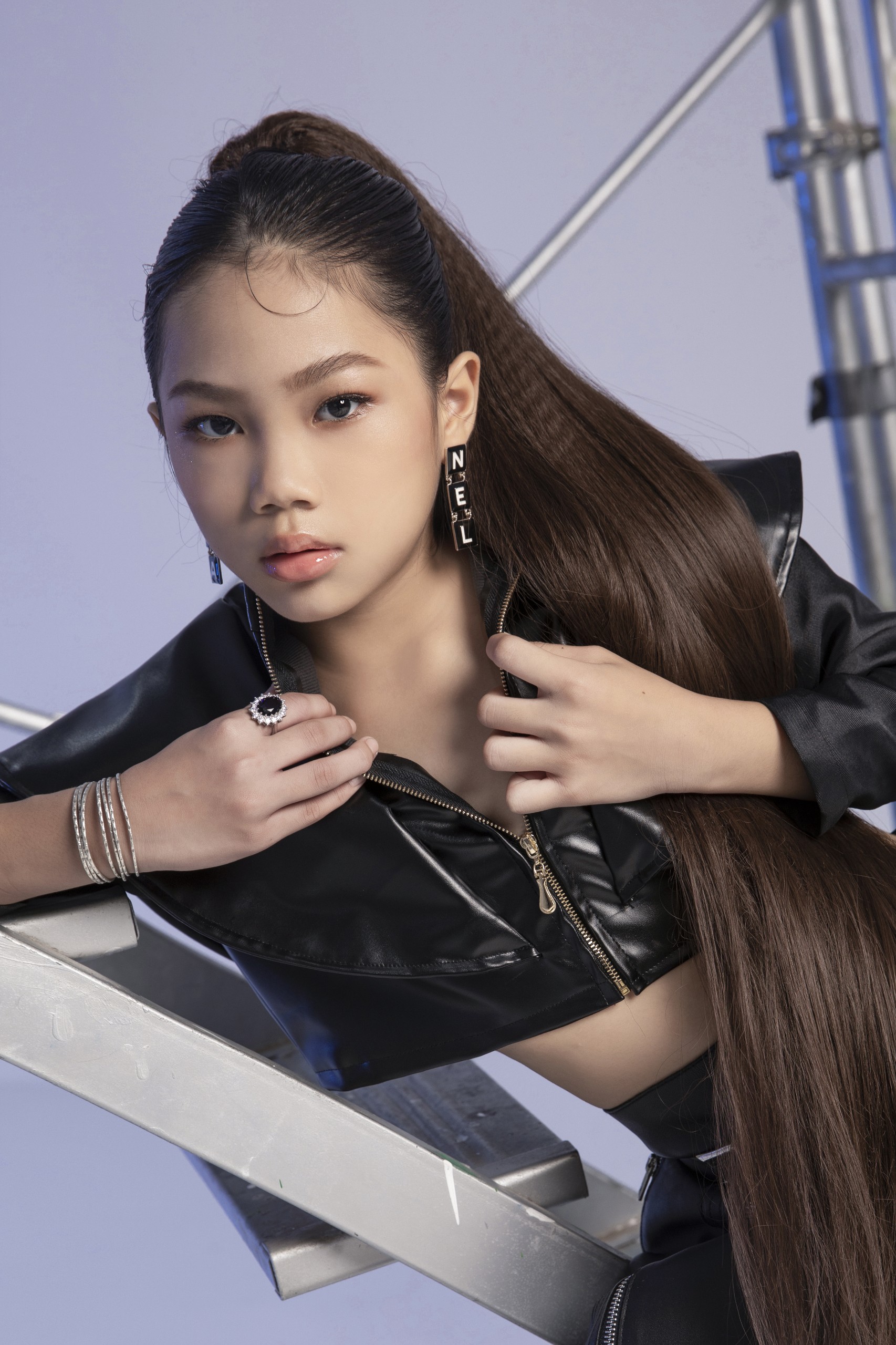 Model kids Hải Yến thần thái bên cạnh top 5 Hoa hậu Hoàn vũ Hương Ly 