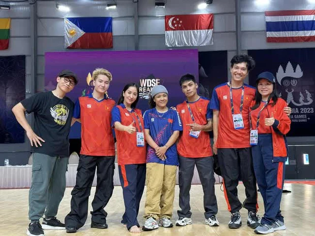 "Mẹ bầu" Khánh Thi bất ngờ xuất hiện tại SEA Games 32, đi chân đất thử sàn đấu, visual nổi bật hơn cả thí sinh dự thi