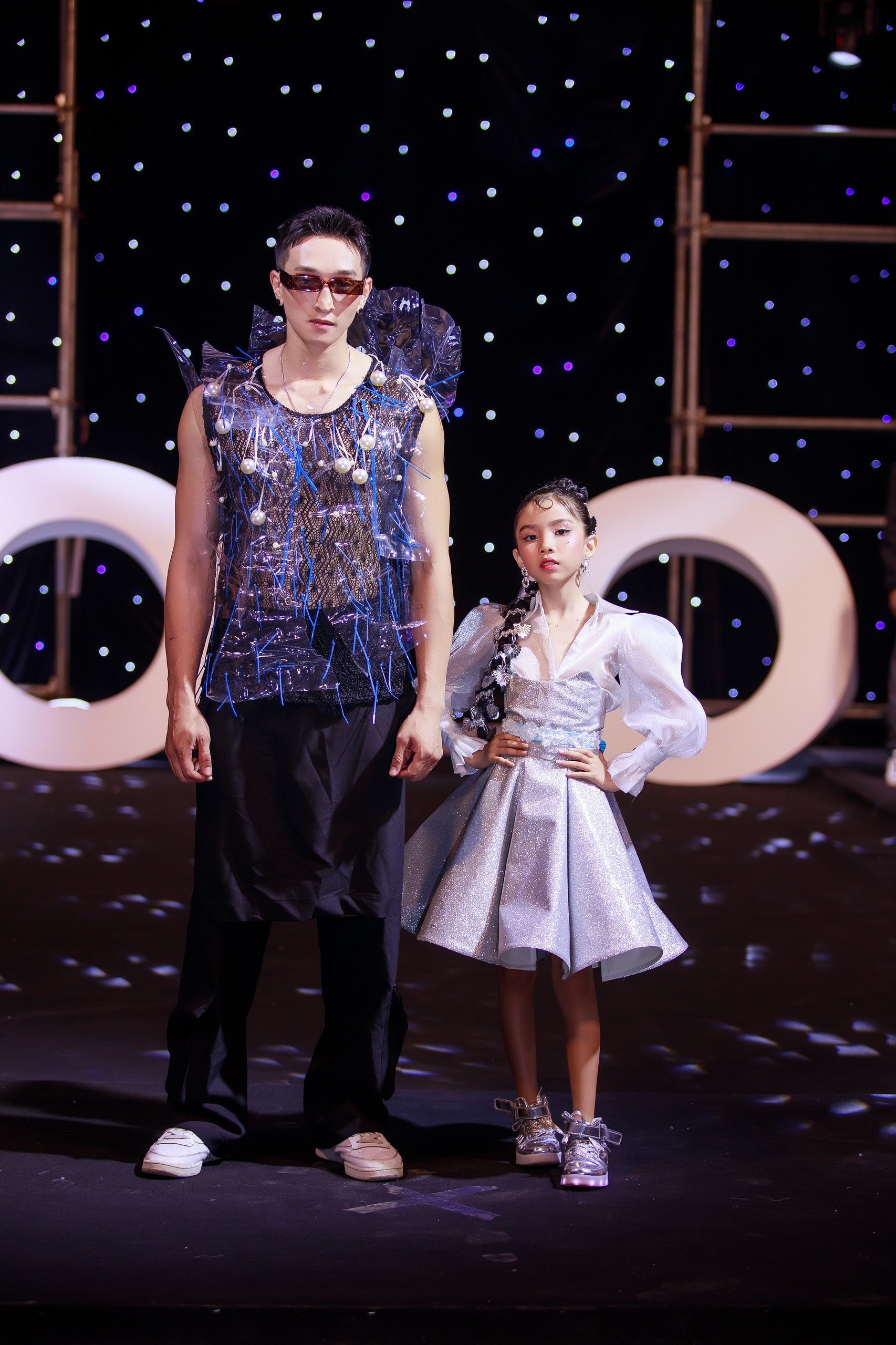 Mẫu nhí Thục An thần thái với siêu mẫu Long Lê và robot không lỗ tai Moon Fashion Show